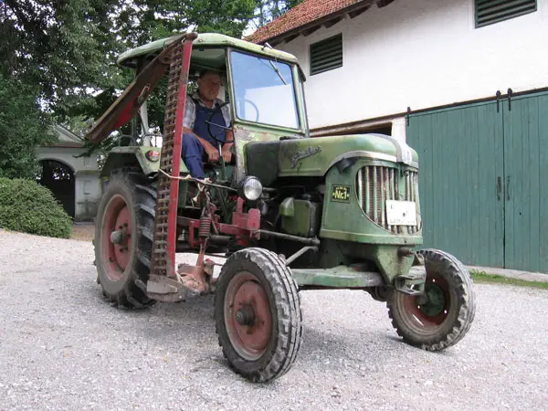 Güldner Traktor vor dem Feldeinsatz