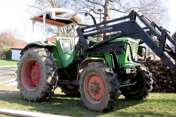 Allradbetriebener Deutz Traktor