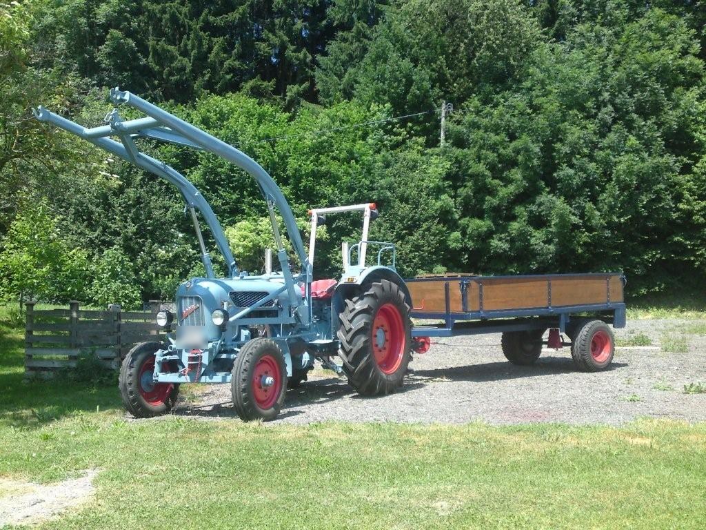 Restaurierter Eicher EM 300 in Blau mit roten Felgen und Frontlader