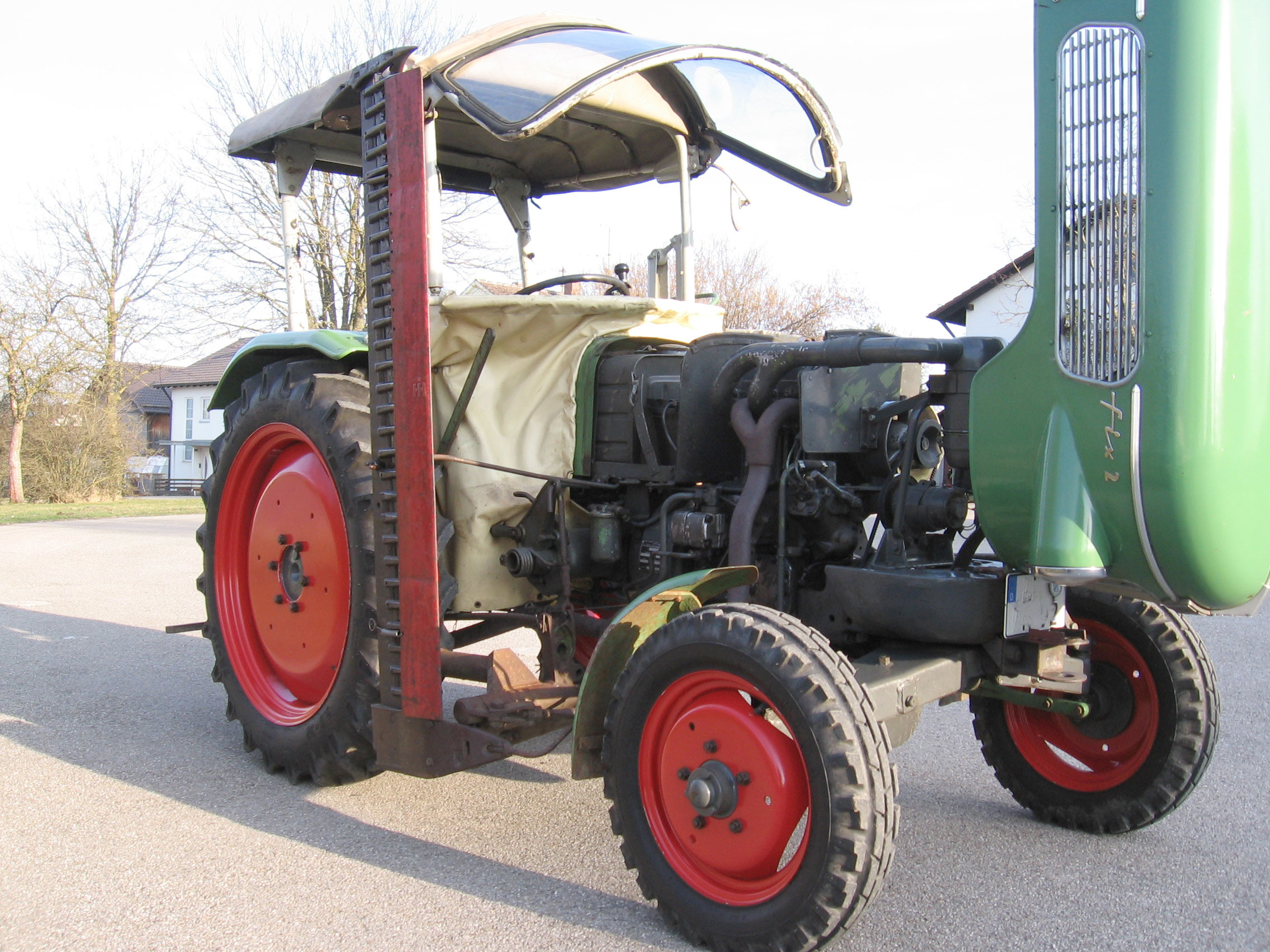 geöffnete Motorhaube vom Fendt Fix 2