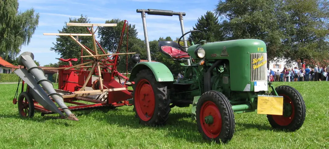 Fendt F15 Dieselross mit Mähbinder auf einer Wiese