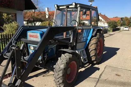 Eicher Oldtimer-Schlepper mit Frontlader