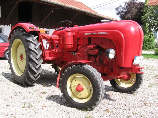 Ein roter Porsche Diesel Traktor
